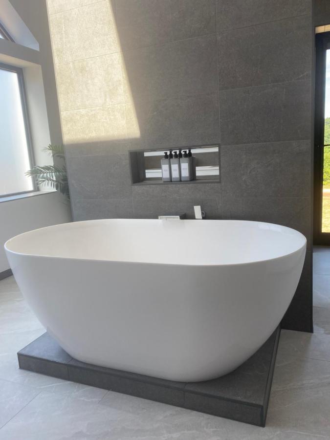 Stunning Modern Home Set In Beautiful Grounds. Bath Exterior photo