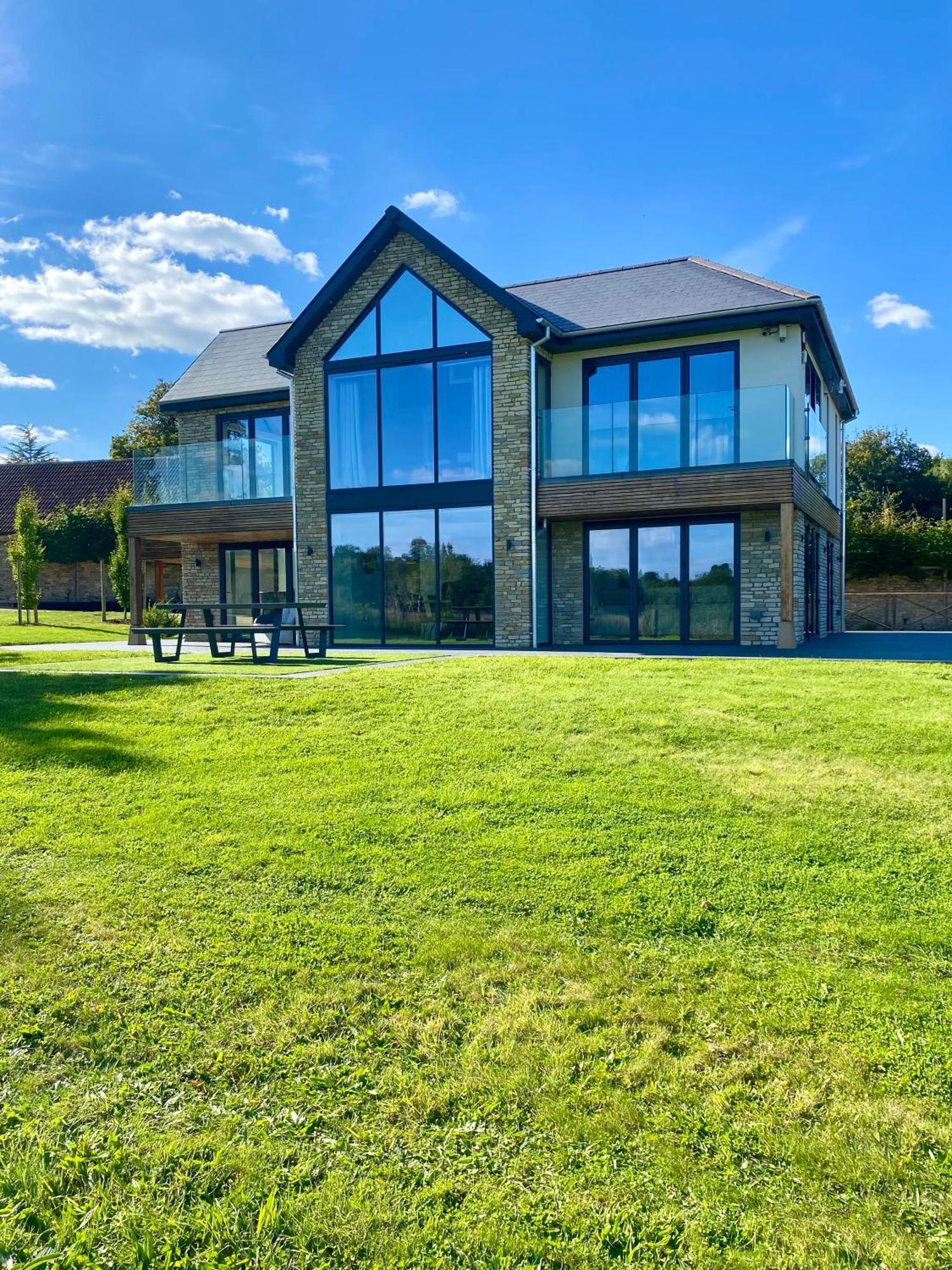 Stunning Modern Home Set In Beautiful Grounds. Bath Exterior photo