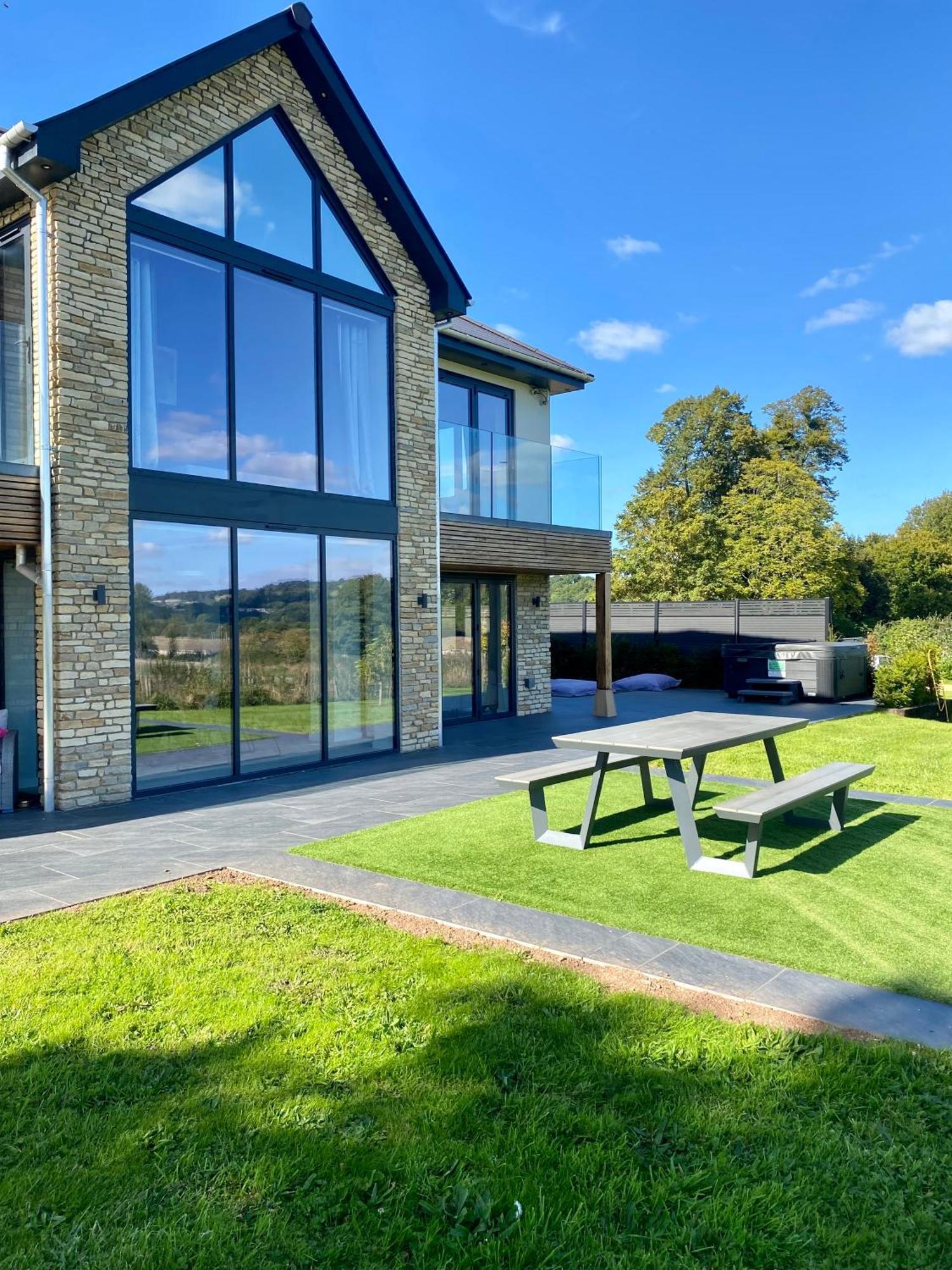Stunning Modern Home Set In Beautiful Grounds. Bath Exterior photo