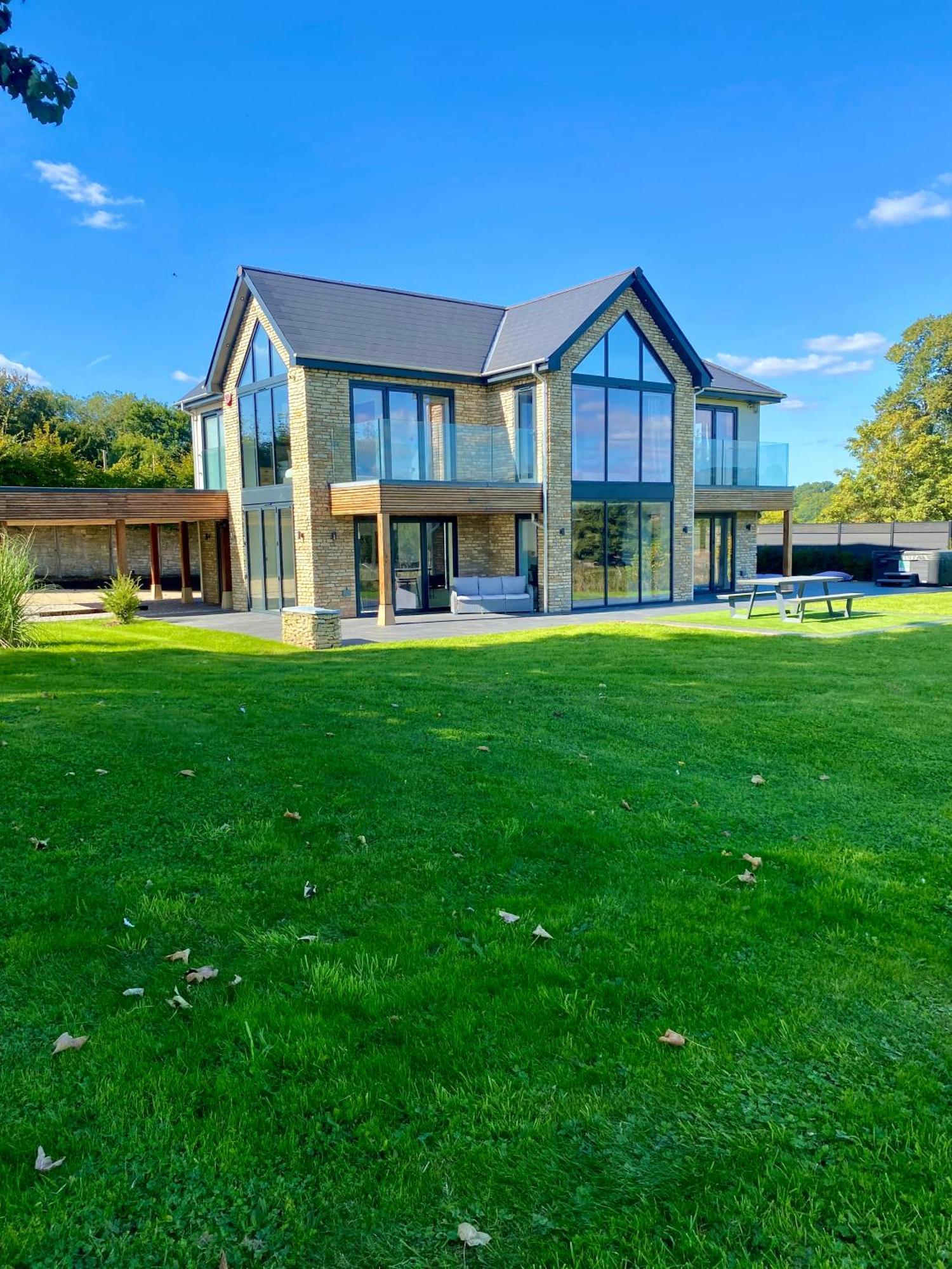 Stunning Modern Home Set In Beautiful Grounds. Bath Exterior photo